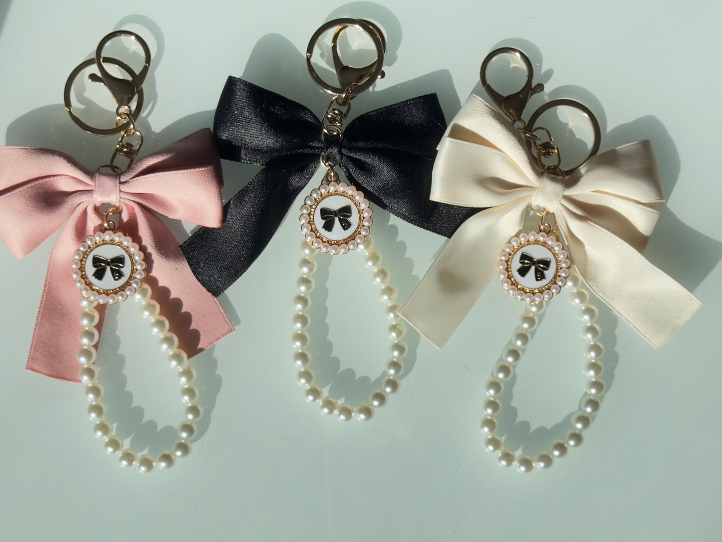 Bow Detailed Pearly Bag Charm