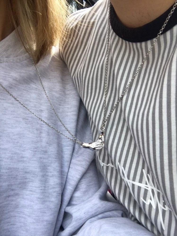 عقد حب مغناطيسي مكون من قطعتين، يدًا بيد، عقد للزوجين، عقد يد مغناطيسي، تخصيص، خيار اللون الذهبي والفضي