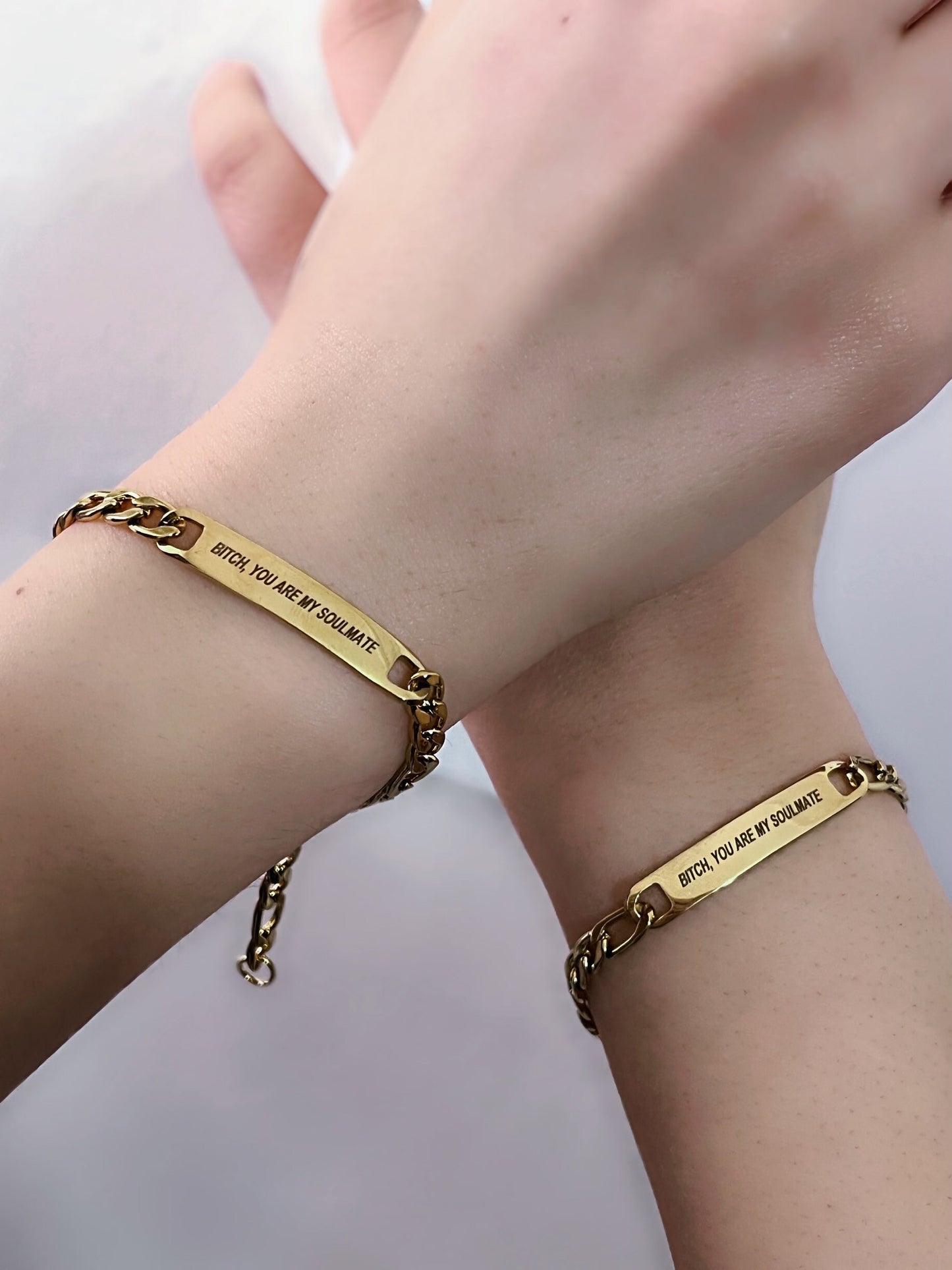 يا عاهرة، أنت توأم روحي، سوار بار يوفوريا، ماددي وكاسي، سوار أفضل صديق لشخصين، سوار صداقة أفضل صديقتين، يوفوريا، إتش بي أو